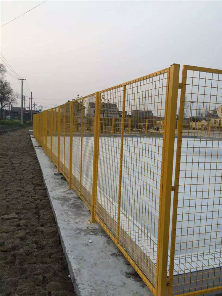 基坑防護欄臨邊和立柱是怎樣連接的？