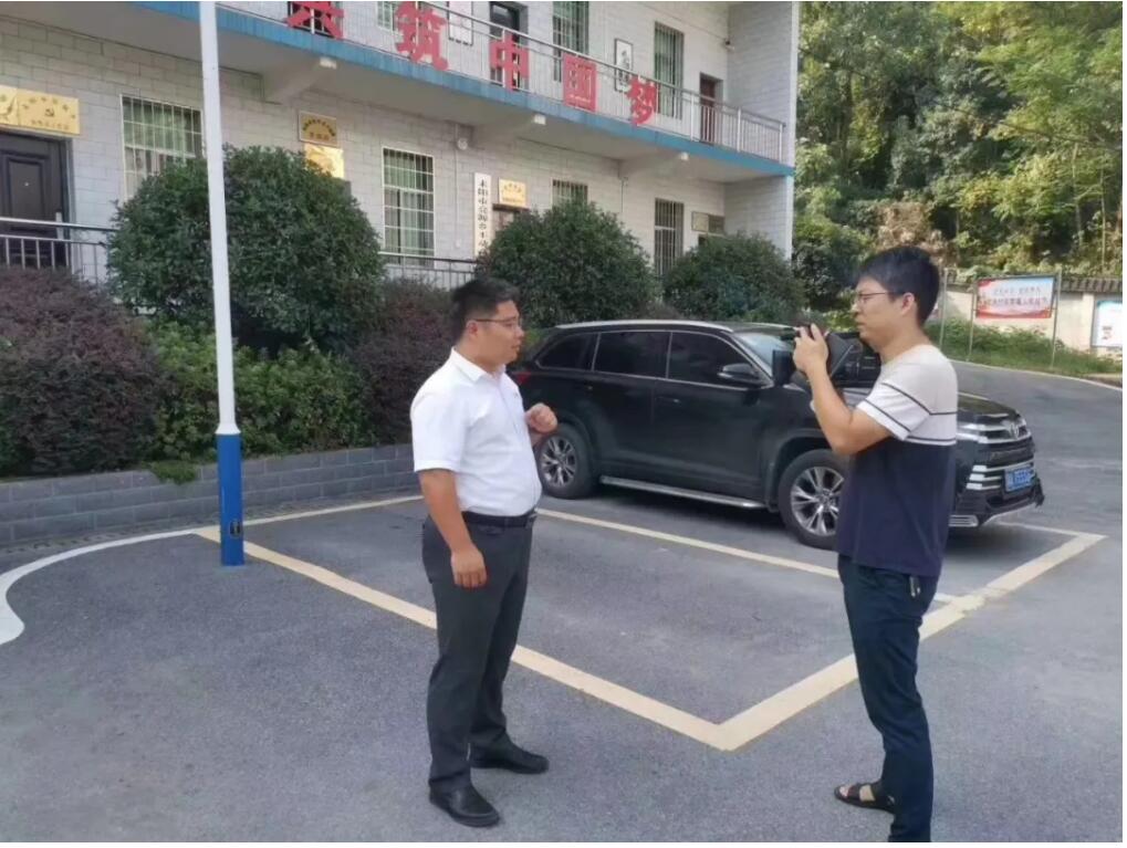 源碼愛(ài)心捐贈(zèng)太陽(yáng)能智慧路燈，照亮亮源鄉(xiāng)精準(zhǔn)扶貧路