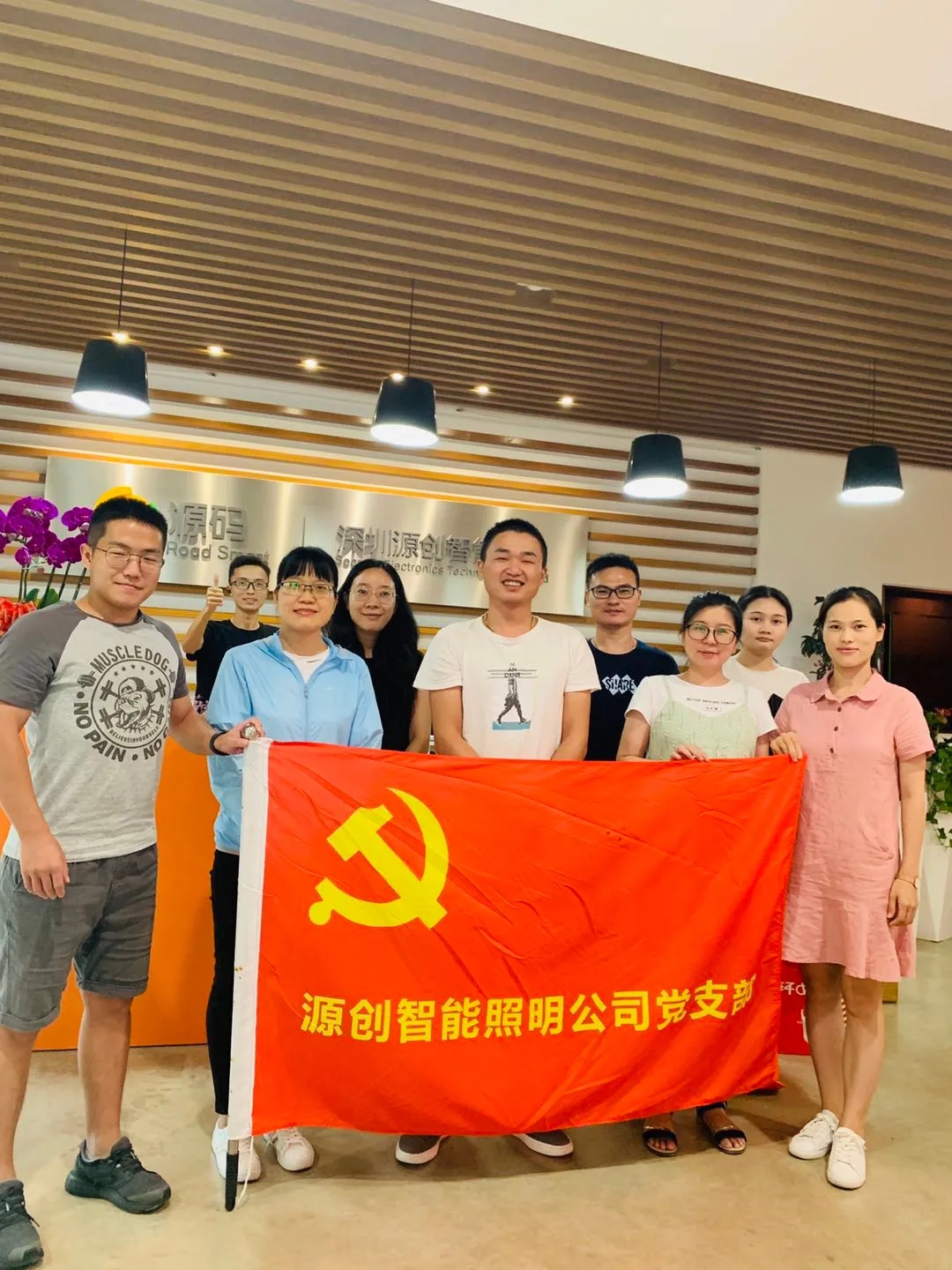 喜逢中秋加國慶，月圓家圓就團(tuán)圓