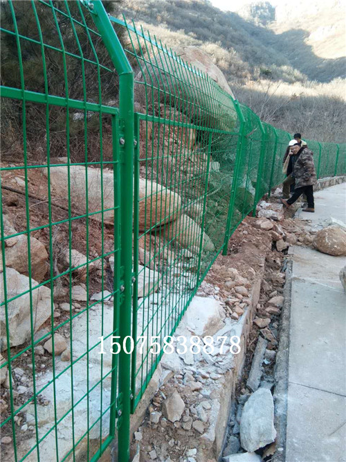 水庫隔離網(wǎng)安裝現(xiàn)場